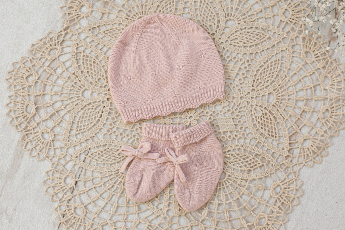 Bonnet et chaussettes en cachemire pour bébé - Bord festonné avec jours