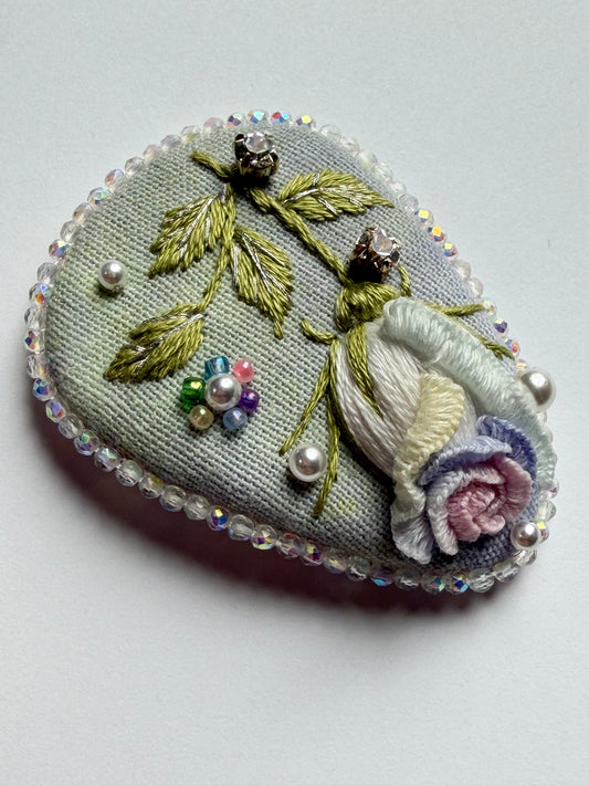 "Cœur de Rosée" — Dewdrop Heart Rose Hand-Embroidered Heirloom Clip