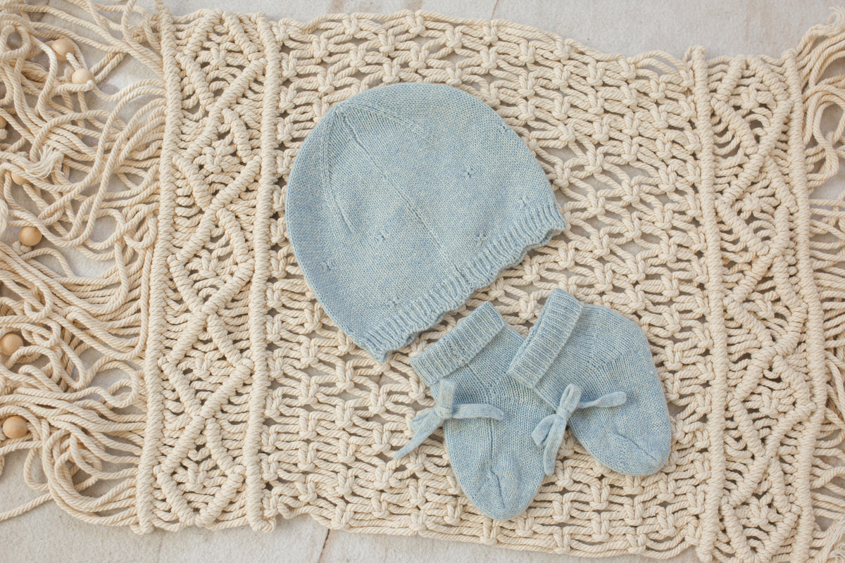 Bonnet et chaussettes en cachemire pour bébé - Bord festonné avec jours